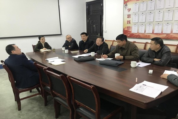 黄治富带领交叉巡察组的同志与巡察办共同研判问题线索.jpg