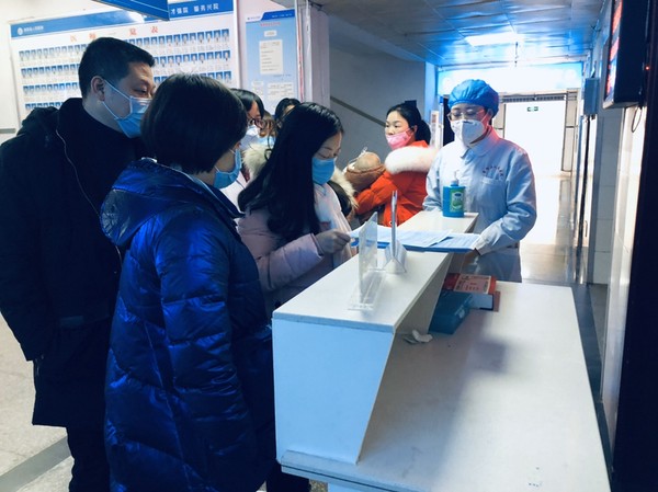 0303:陈曦到县医院检查预检分诊和发热门诊落实情况.JPG